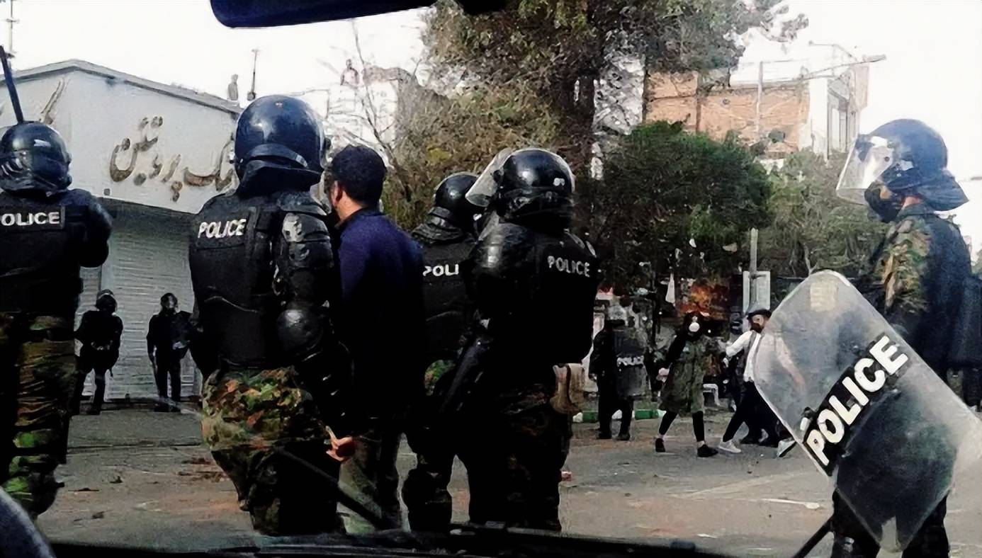 伊朗被渗透的惨状，给普京本人敲响警钟，俄罗斯不能成下个伊朗