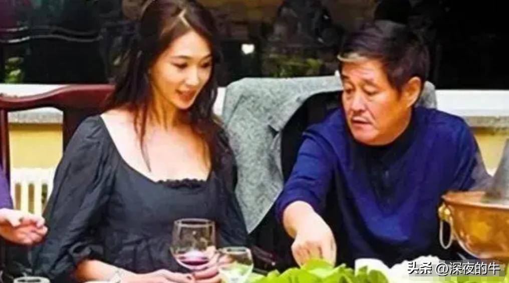 赵本山巅峰时地位有多高？怀抱章子怡不算啥，这张图才叫霸气