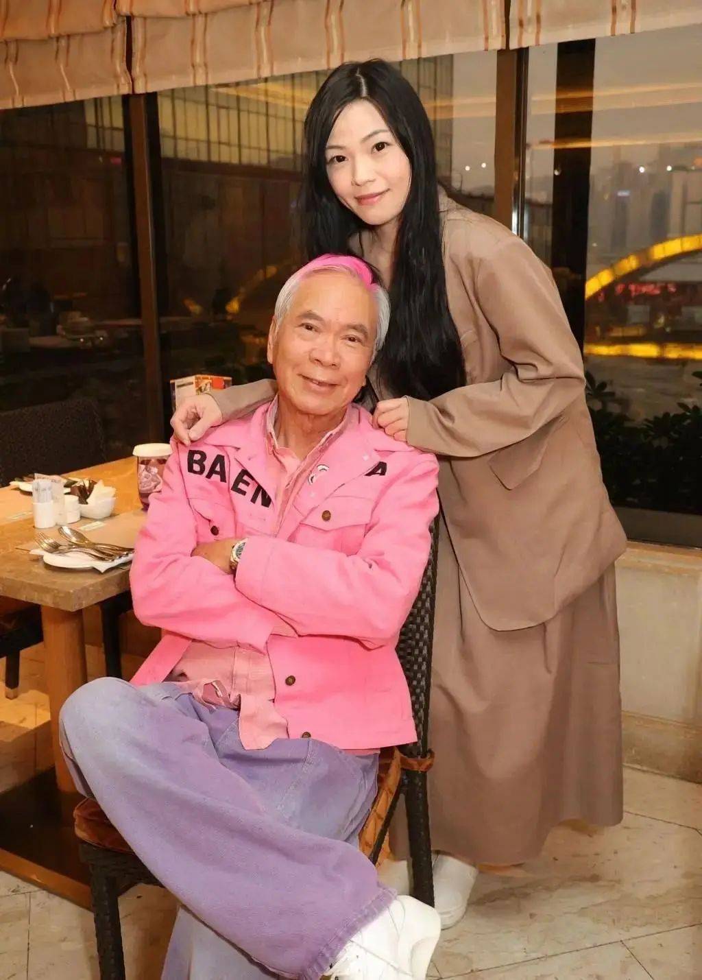 74岁老戏骨捧花接小36岁未婚妻出狱！二人相拥痛哭