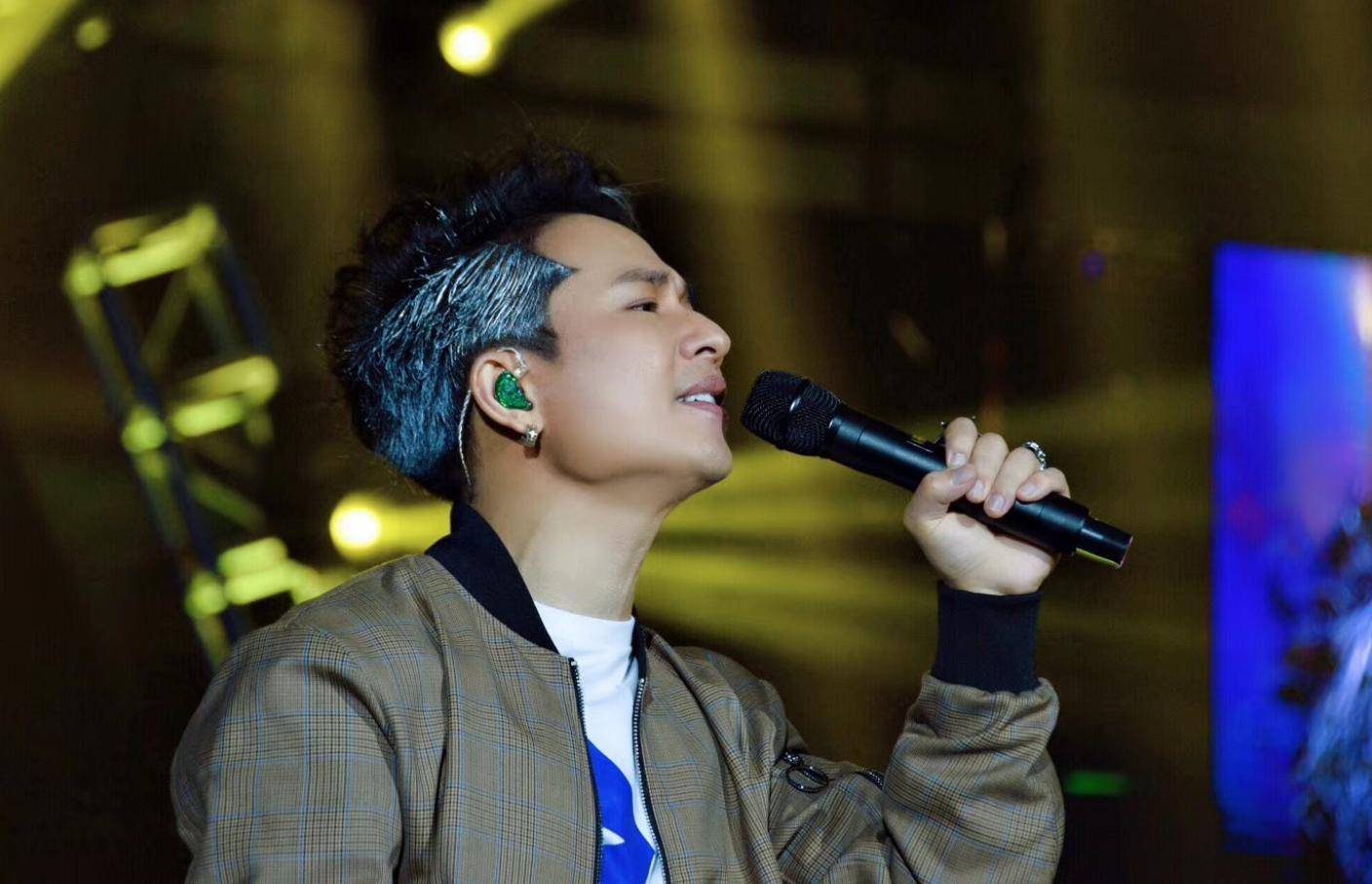 当年，欢子凭借一首《心痛2009》迅速走红，之后又推出了《得到你的人却得