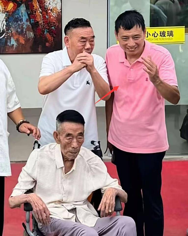 杨少华灵堂遗照曝光！儿子杨伦穿红衣奔丧，饭店发文：停业一月