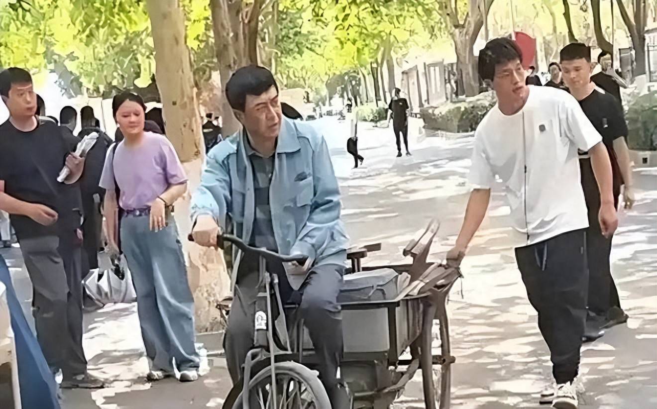 55岁张嘉益近况曝光，脊柱炎导致拍戏弯腰驼背，疼到表情扭曲
