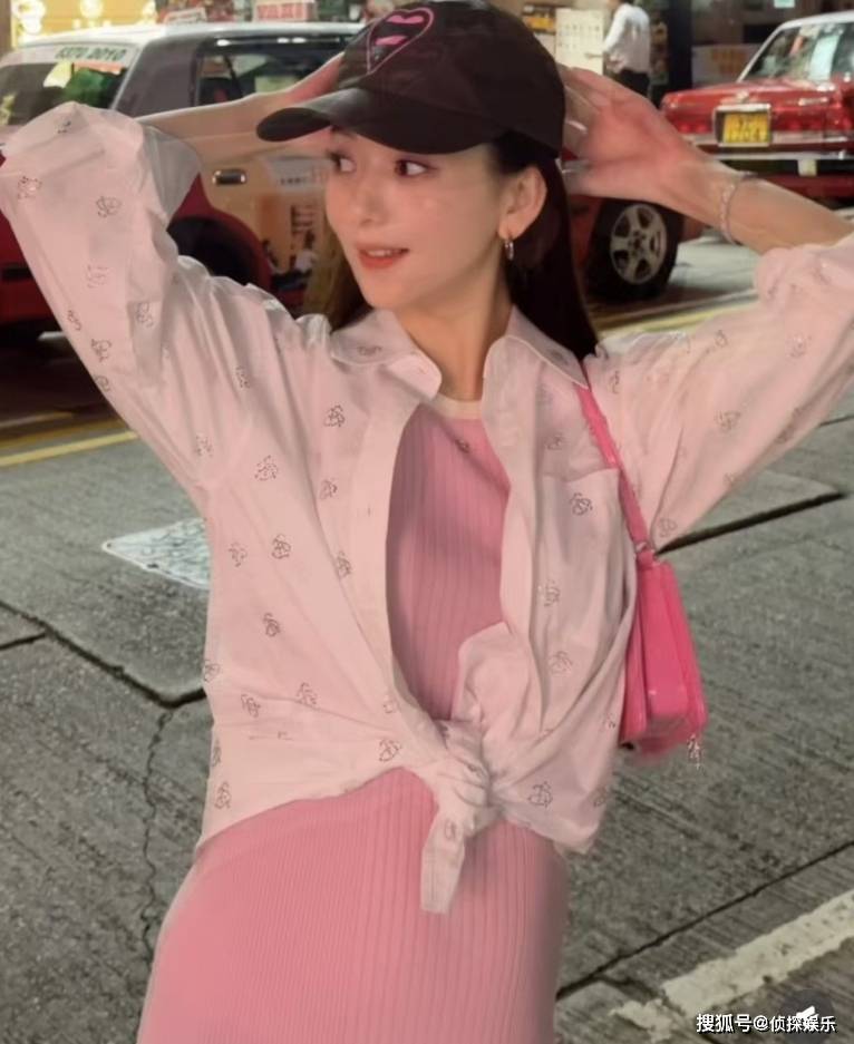 郭富城老婆首晒大肚照，怀三胎数月孕相藏不住，小腹隆起仍很瘦