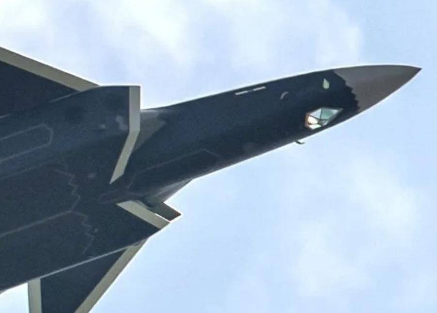 中国全新黑色歼-20A闪亮登场！美媒称其性能已远超美国，F-35完全被压制