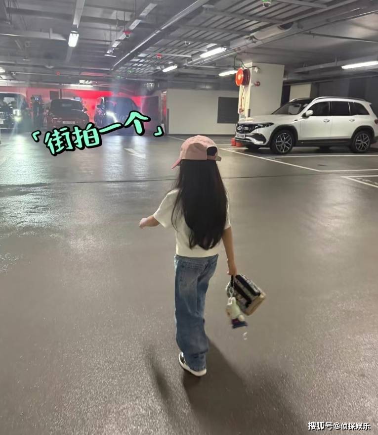 郭富城老婆首晒大肚照，怀三胎数月孕相藏不住，小腹隆起仍很瘦