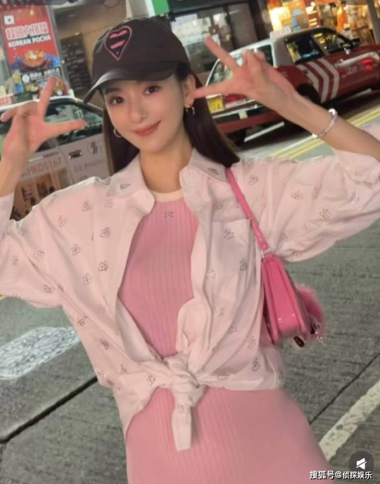 郭富城老婆首晒大肚照，怀三胎数月孕相藏不住，小腹隆起仍很瘦