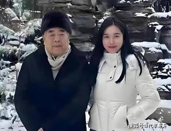 结婚仅1年，87岁的范曾已经衰老，比他小50岁的娇妻仍如花似玉