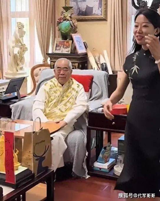 结婚仅1年，87岁的范曾已经衰老，比他小50岁的娇妻仍如花似玉