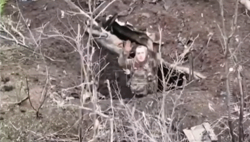 网上热议！史上首次人类士兵向机器人投降？那我这些案例是啥？