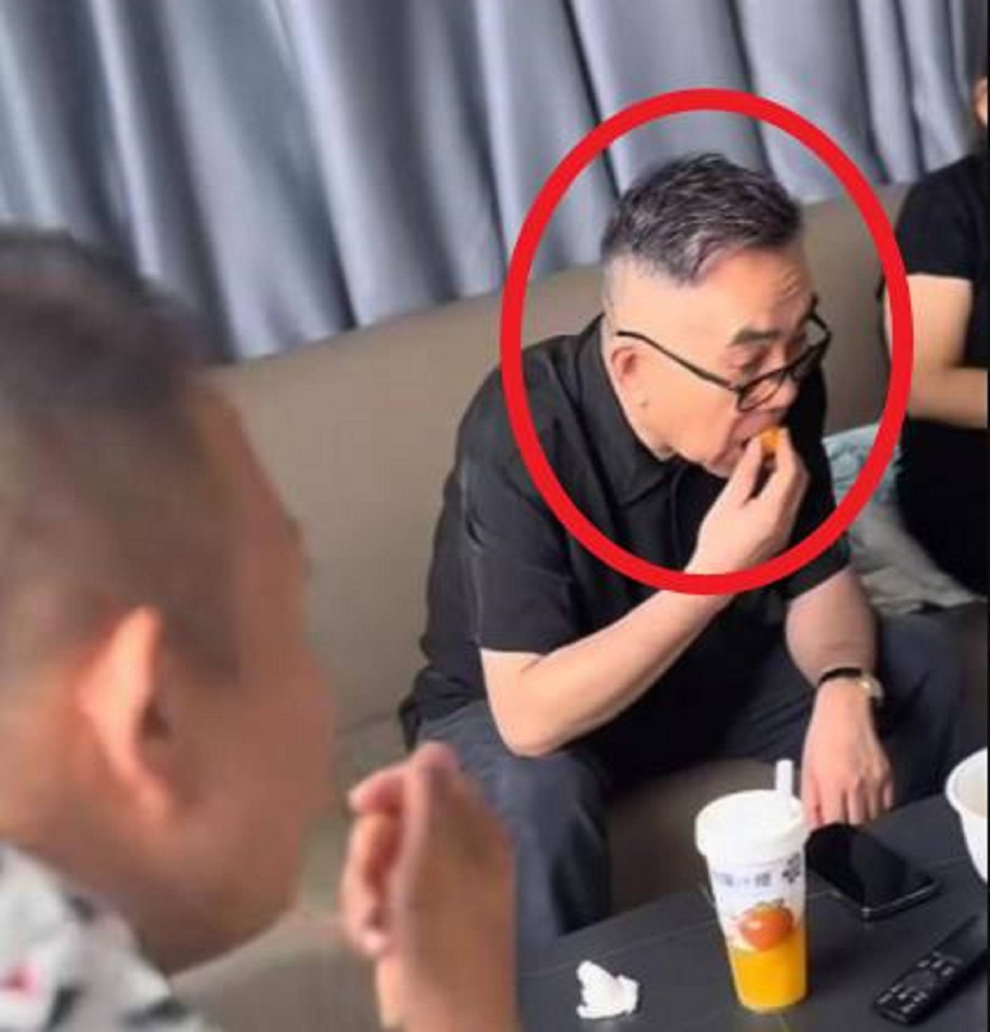 杨少华头七刚过，杨老三悲痛到住院面容憔悴，杨议去探望只顾吃喝