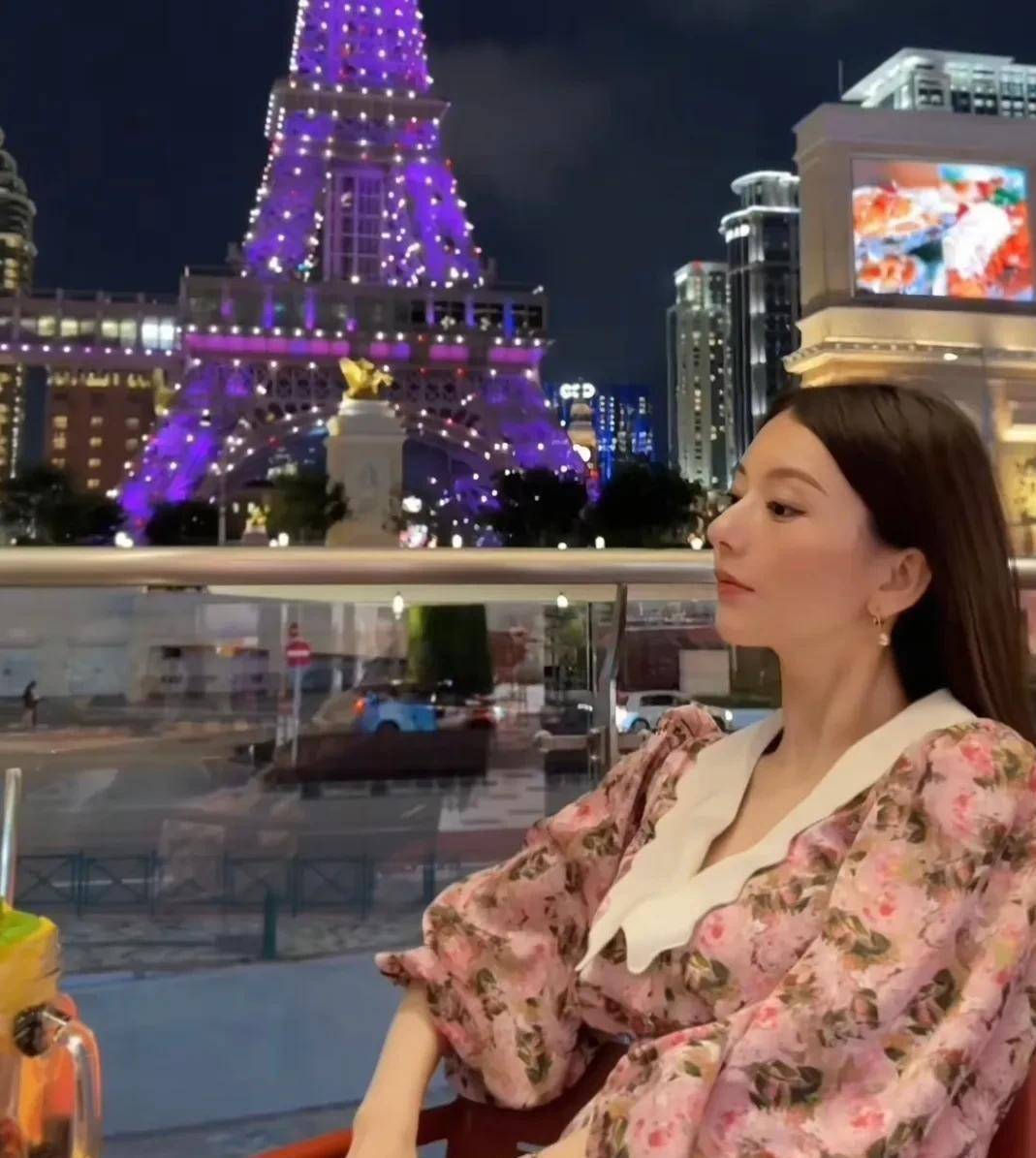 郭富城奖励老婆黑卡，方媛开心到澳门旅游，怀孕6个月还是小v脸