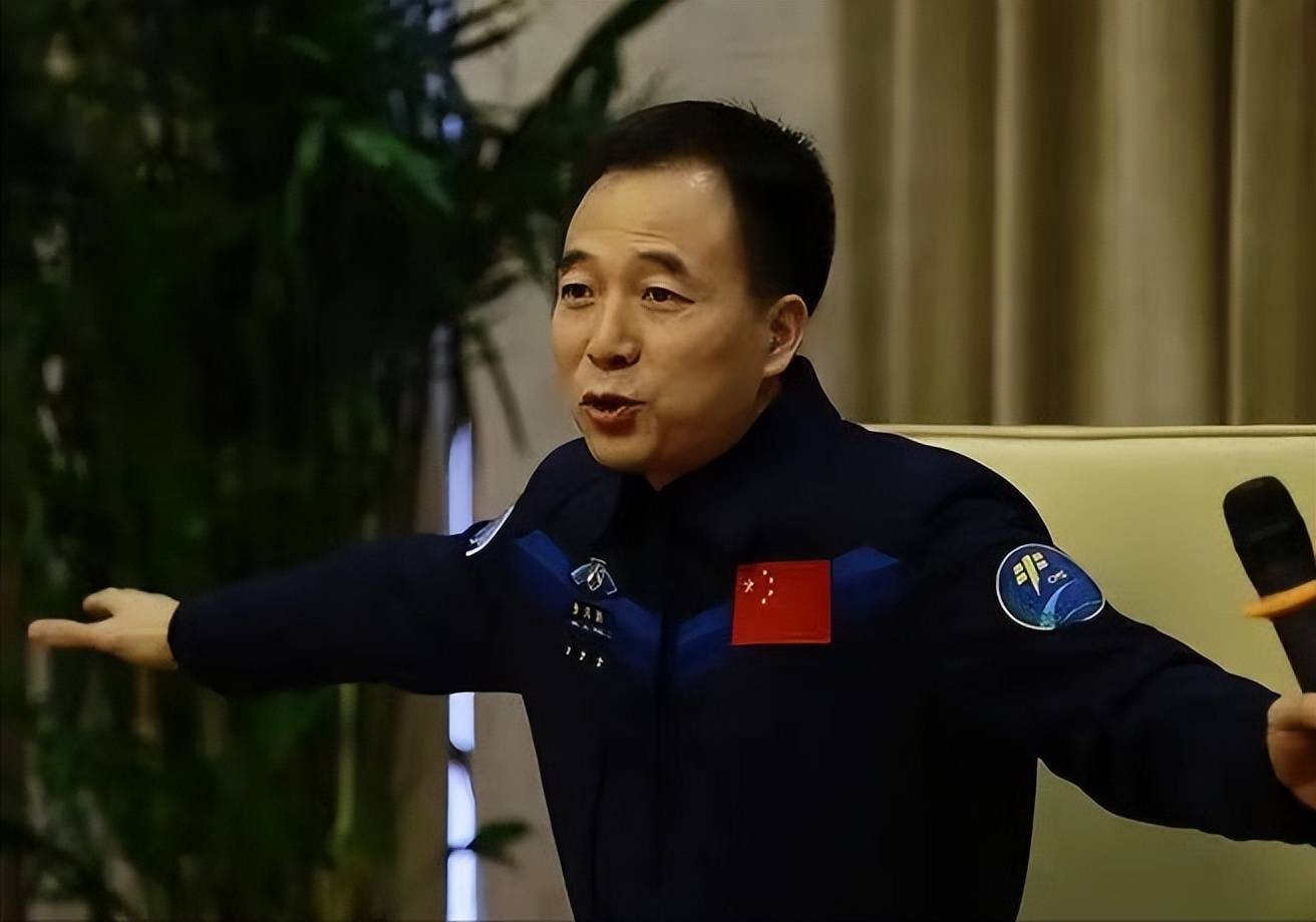 景海鹏：中国唯一一位四次登上太空的人，妻子儿女现在如何？