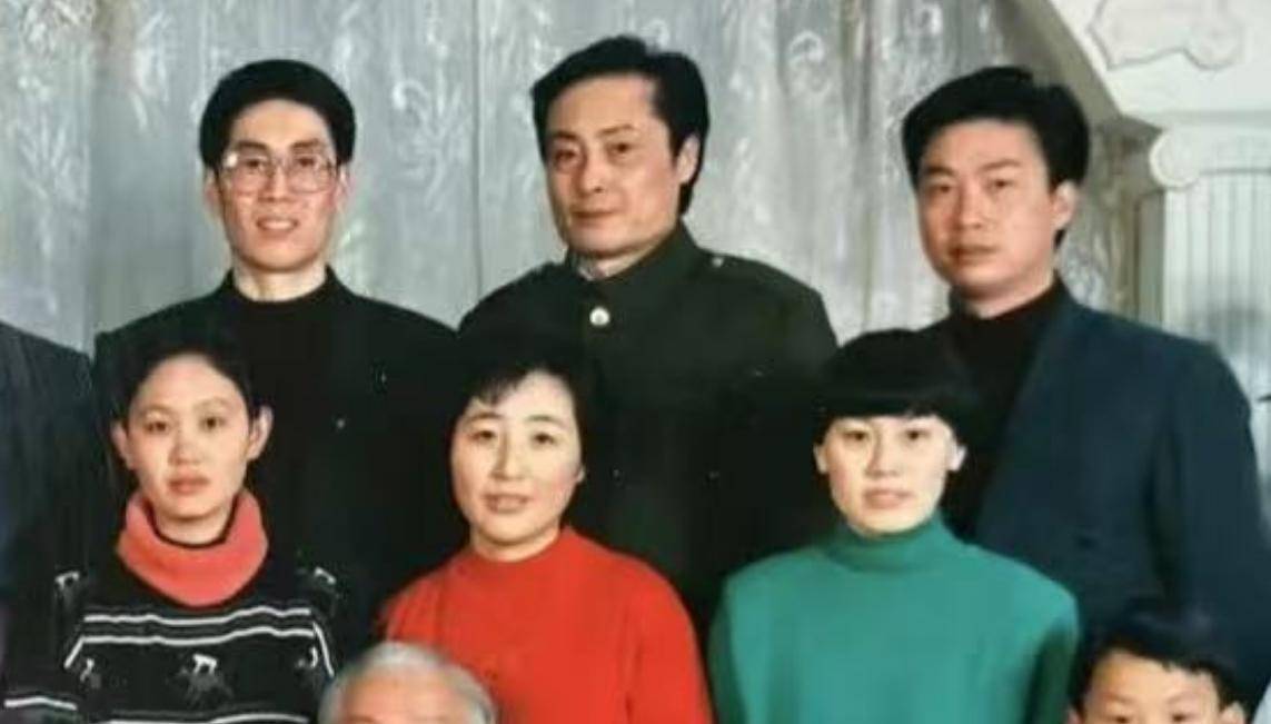宗庆后全家福曝光，父母更宠爱孙子，宗馥莉坐一旁，姑姑颜值高
