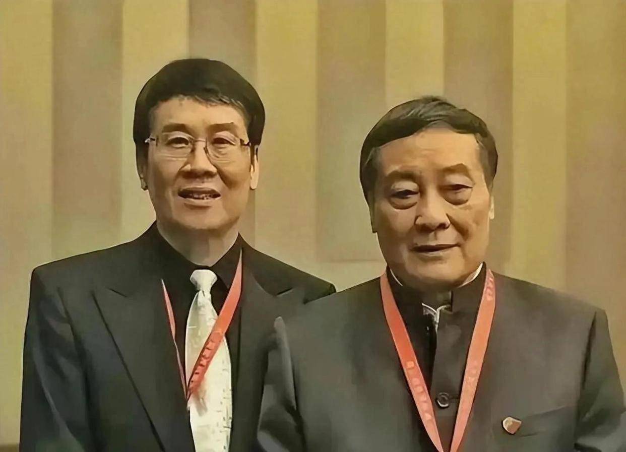 宗庆后全家福曝光，父母更宠爱孙子，宗馥莉坐一旁，姑姑颜值高