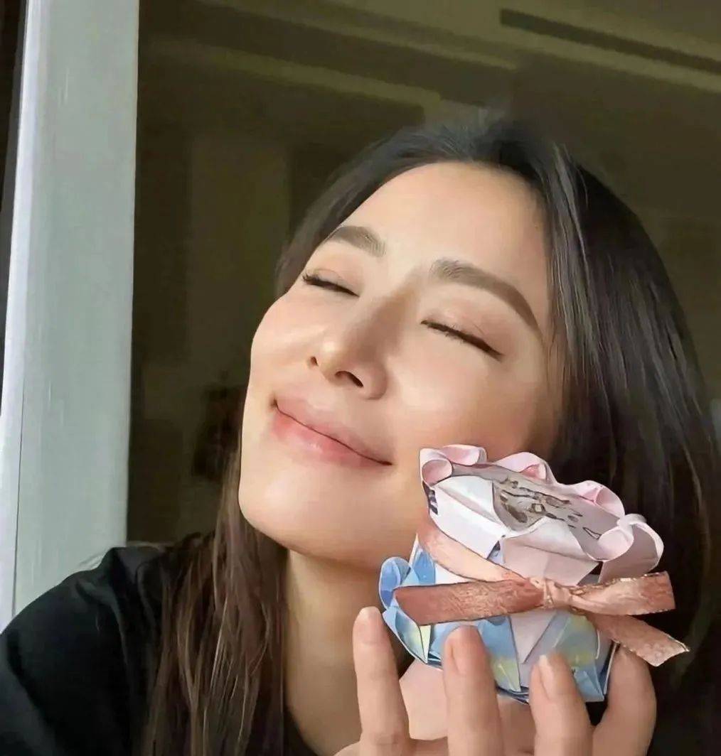 林心如全家福曝光，7岁女儿脸型像妈五官像爸，网友：这颜值基因太强大了