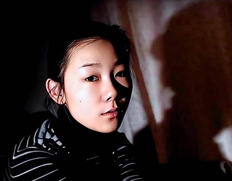 2011年，全裸接受记者采访，她挑战众目睽睽的目光，“我敢看你们，你们敢看我吗”