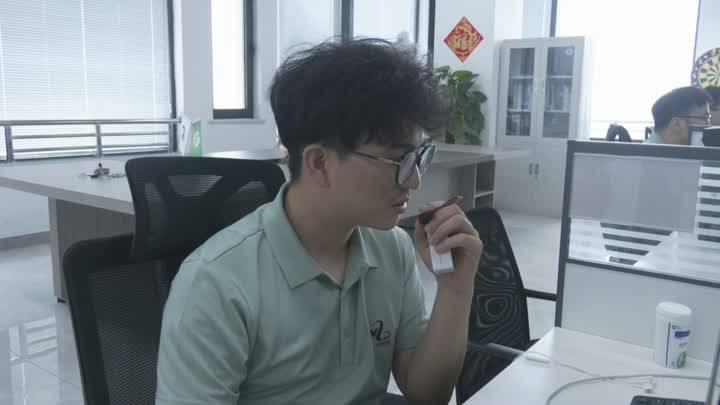 叫扬叔 - 全网最会整活的苏超球迷  足球圈热梗收割机AI聊球、老鹅玩偶……“苏超”激发创新热 扬州企业玩出花