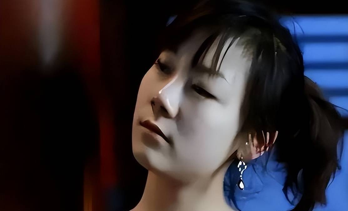 2011年，全裸接受记者采访，她挑战众目睽睽的目光，“我敢看你们，你们敢看我吗”