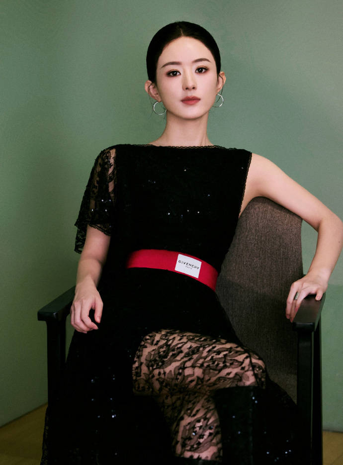 赵丽颖把镂空蕾丝裙穿出国泰民安美，潇洒小姐萧亚轩上演西装杀！
