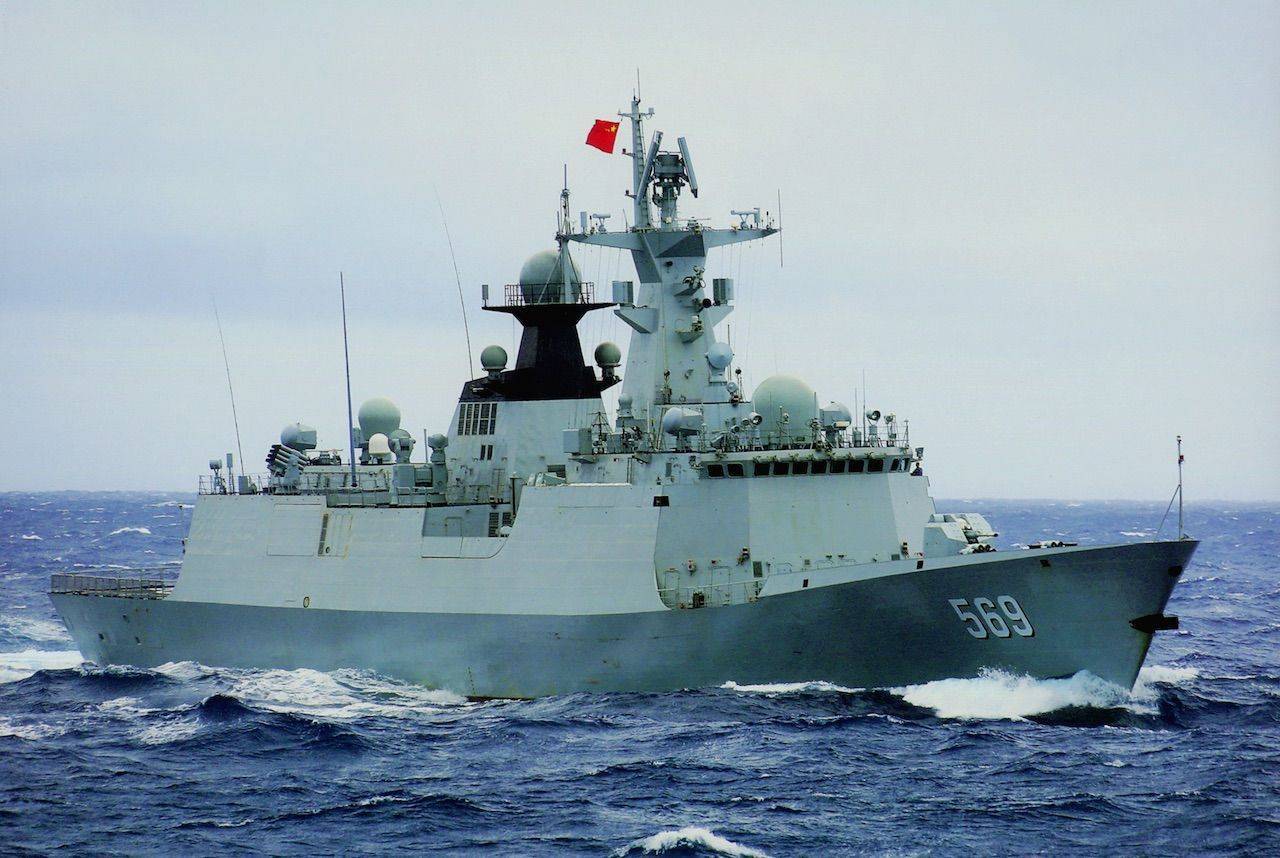 054A新护卫舰霸气海试，100毫米巨炮火力全开