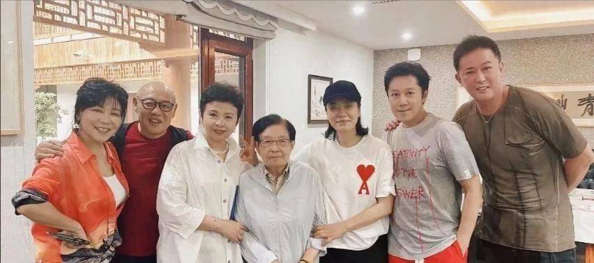 62岁毛阿敏与63岁董文华现况对比！一个豪门守寡，一个风韵犹存