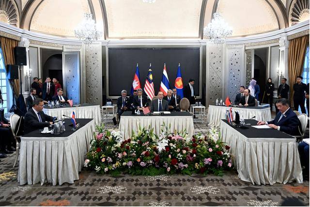 收到泰国紧急通报，中方当天召开重要会议，军队同时进驻柬埔寨