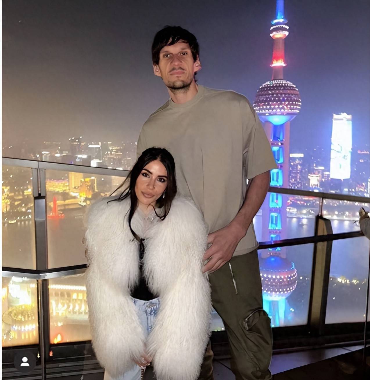 博班一家近照2米24娶1米6娇妻来CBA