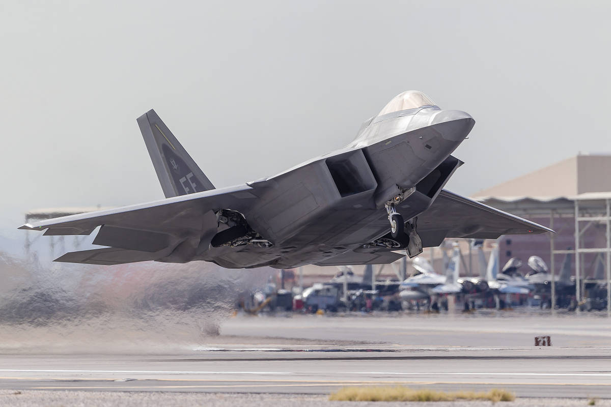 YF-23隐形战斗机：性能全方面超F-22猛禽，因性能太强遭到淘汰？