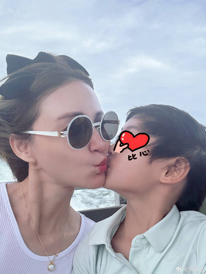 张歆艺晒儿子旅行照，6岁四坨暴晒黑成炭，袁弘打趣称弃子保母