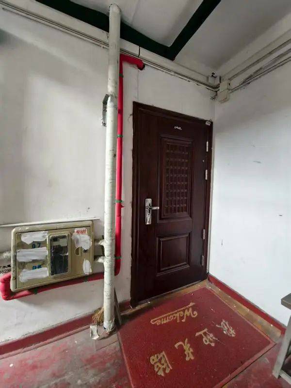 疯狂！沪上“复式群租屋”，隔出14间房塞进几十人！让人揪心的，不止这一处
