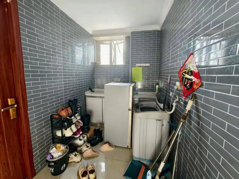 疯狂！沪上“复式群租屋”，隔出14间房塞进几十人！让人揪心的，不止这一处