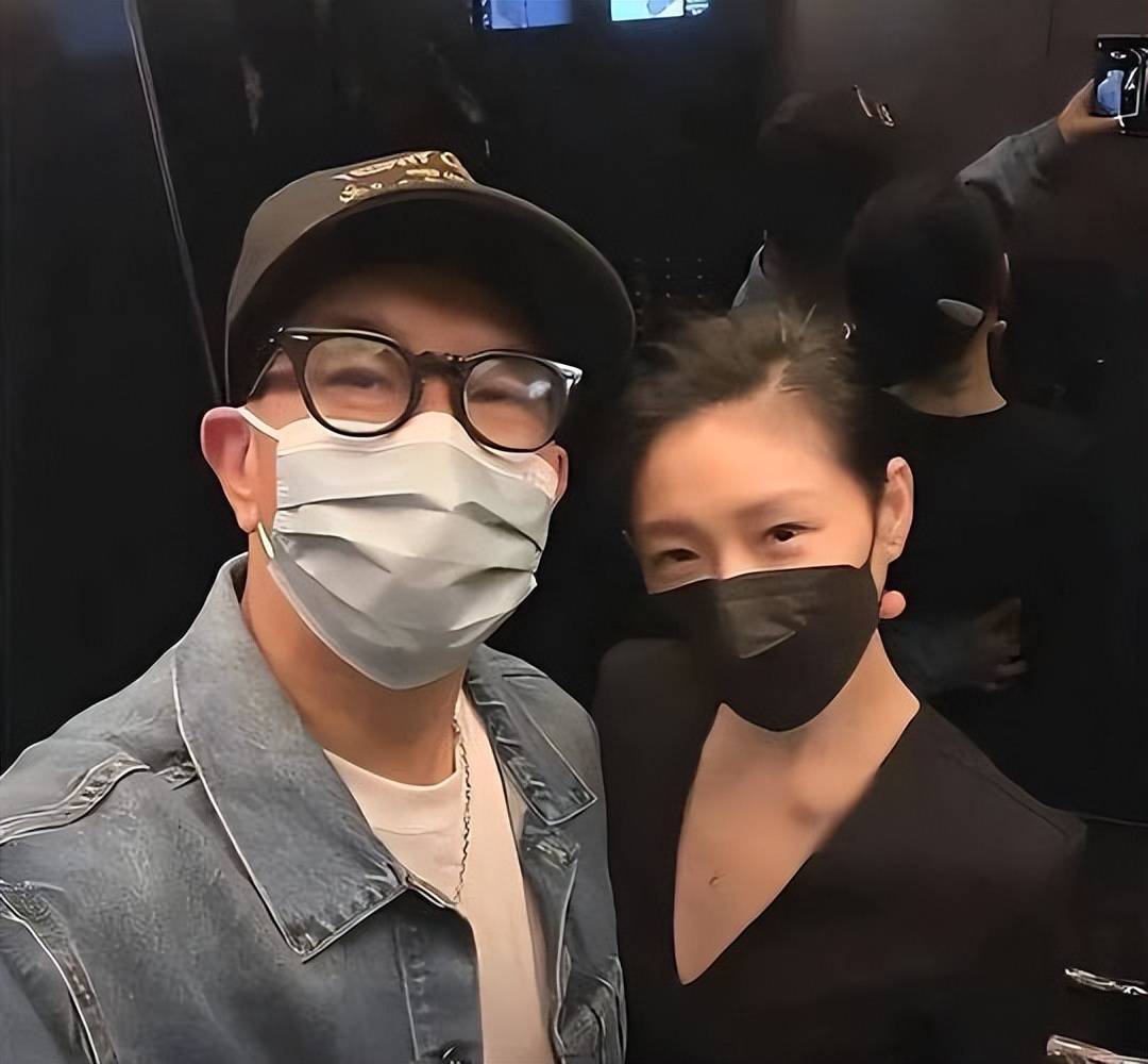 又演上了？具俊晔下雨天去墓地，穿拖鞋摆合照，S妈却让他变小丑