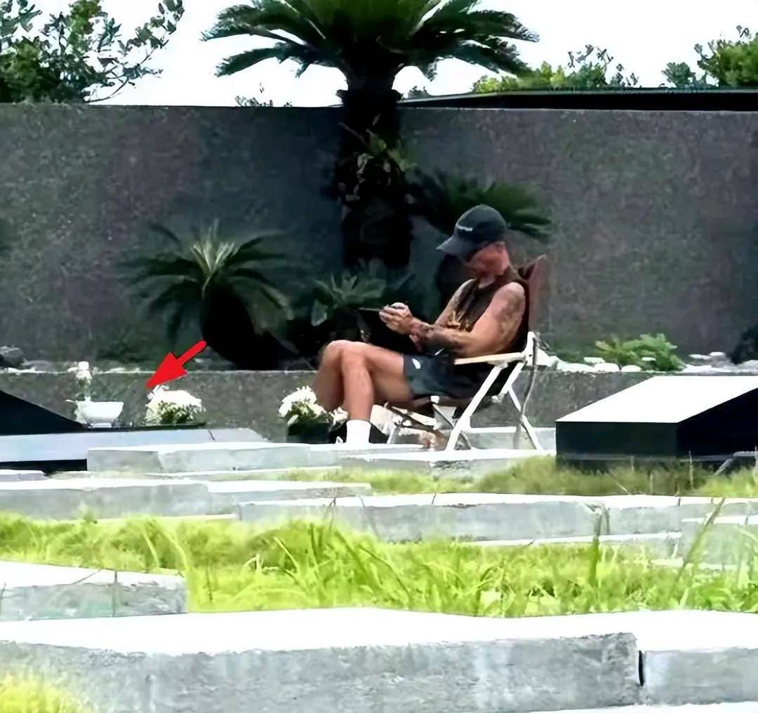 又演上了？具俊晔下雨天去墓地，穿拖鞋摆合照，S妈却让他变小丑