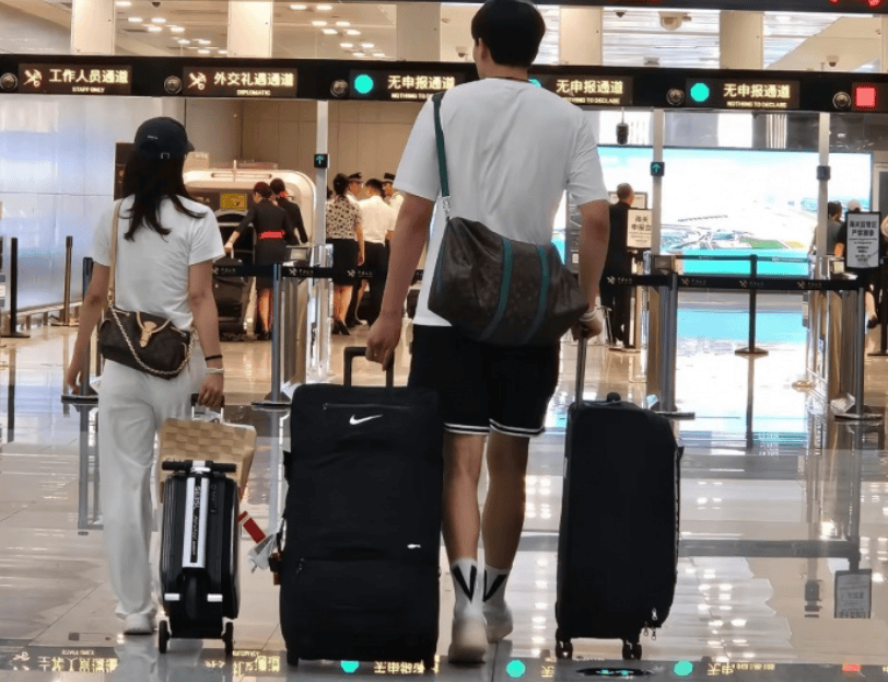 原创             杨瀚森迎接新挑战！与女友结束新疆之旅 将赴美参加开拓者短训营