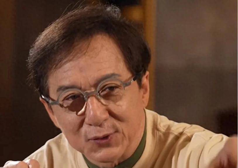 老牌明星晚年生活现状：成龙被传抱孙子，李国麟靠一个角色吃老本