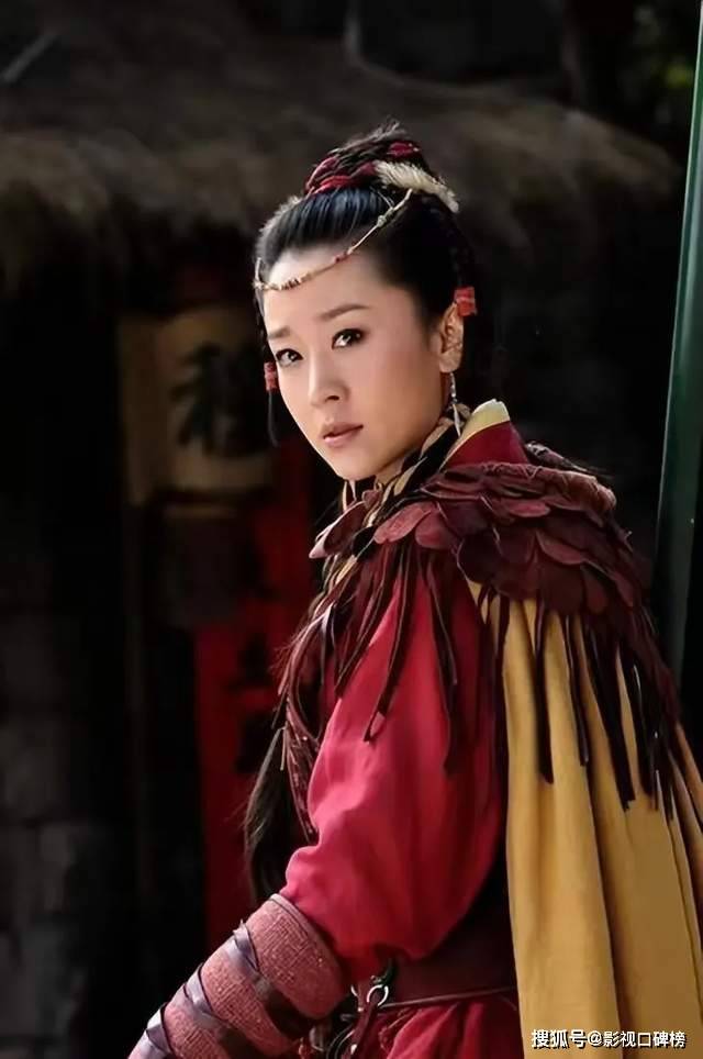 苗圃一家巴黎度假，富商老公打扮时髦，11岁女儿个子高、大长腿
