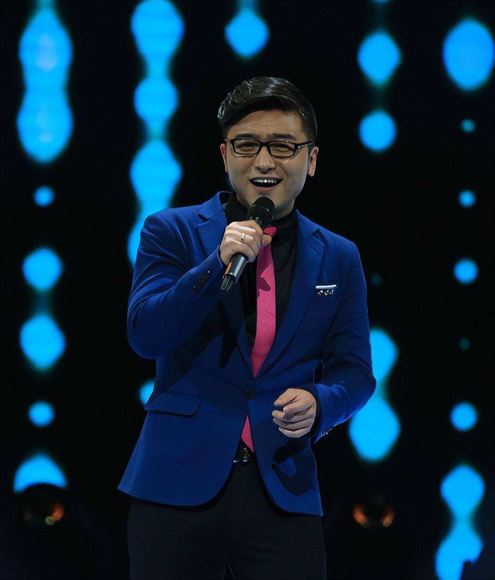 他本是“中国好声音”主持人，却被华少截胡走红机会，今怎样了