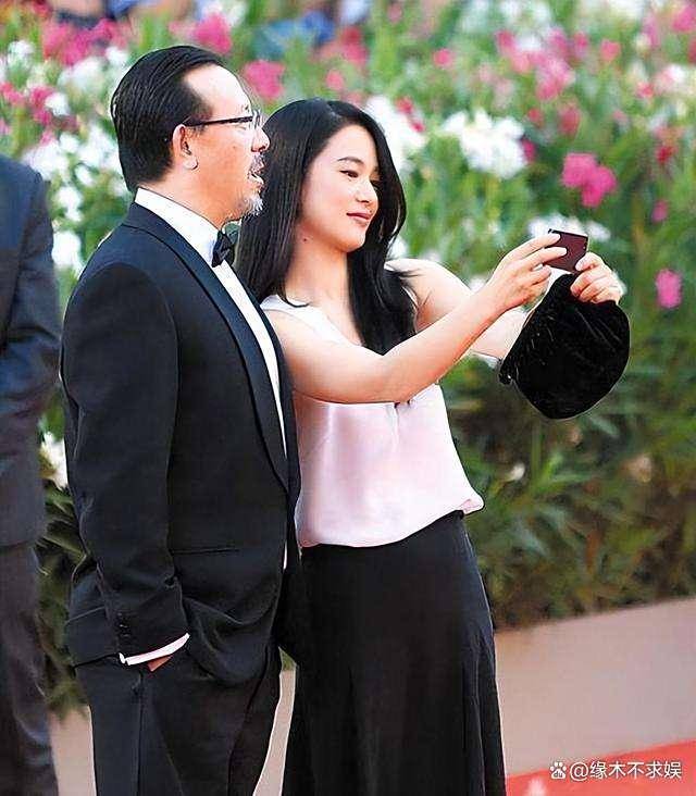 姜文参加女儿婚礼，31岁姜一郎发福太多疑怀孕，老公海量帅照曝光！