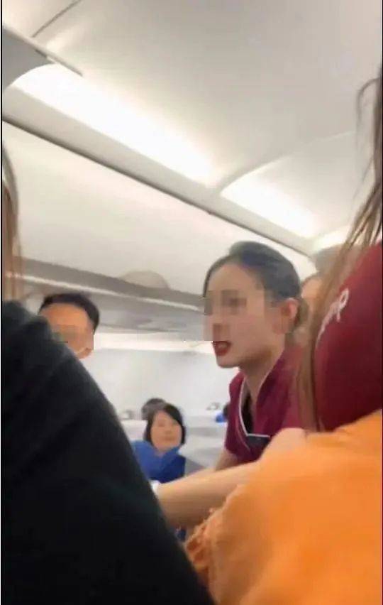 南航打人“熊家长”社死！视频曝光，身份被扒，怪不得敢嚣张打人