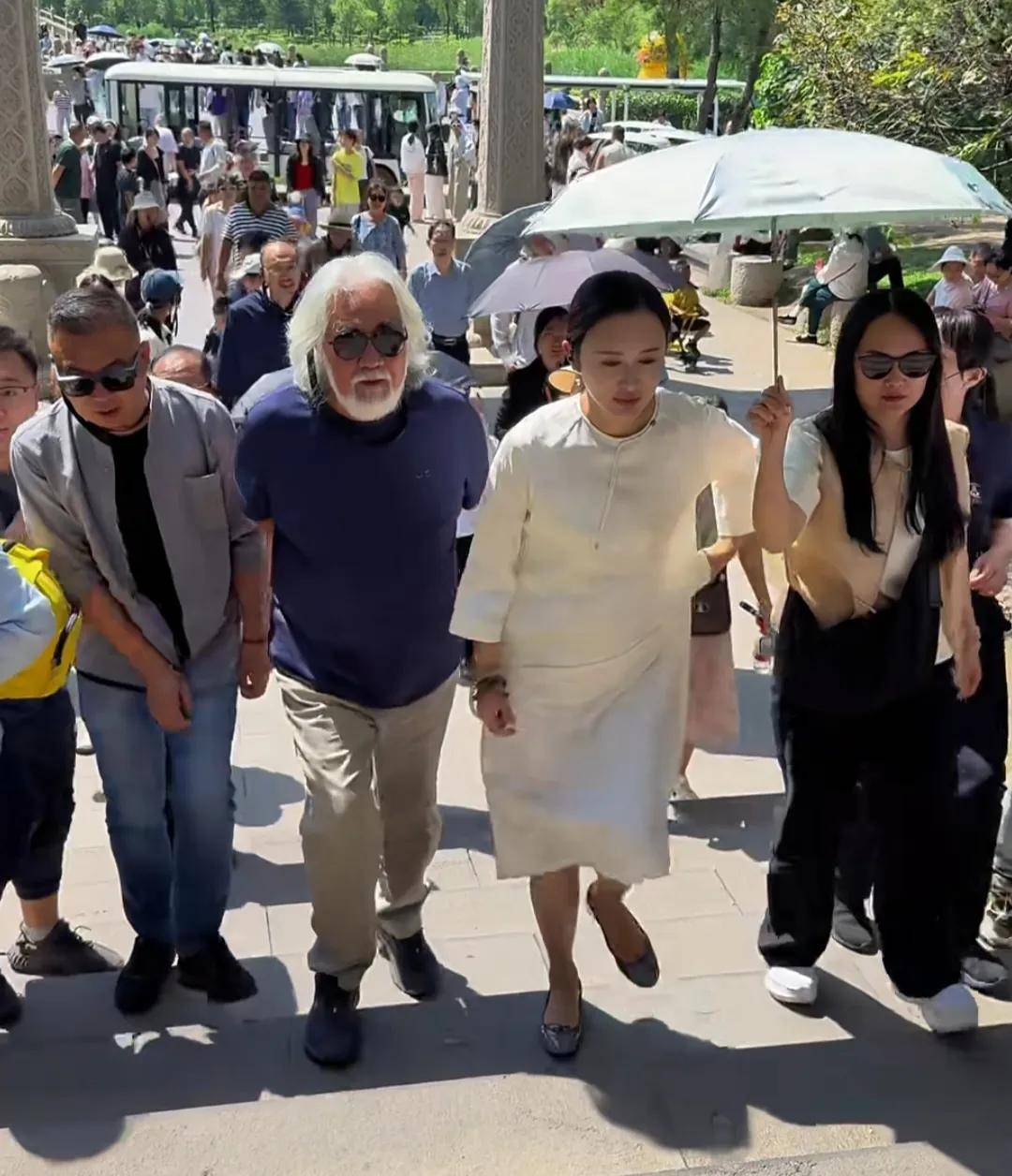 张纪中一家人到山西大同旅游，两个儿子打架争吵，杜星霖上前劝架