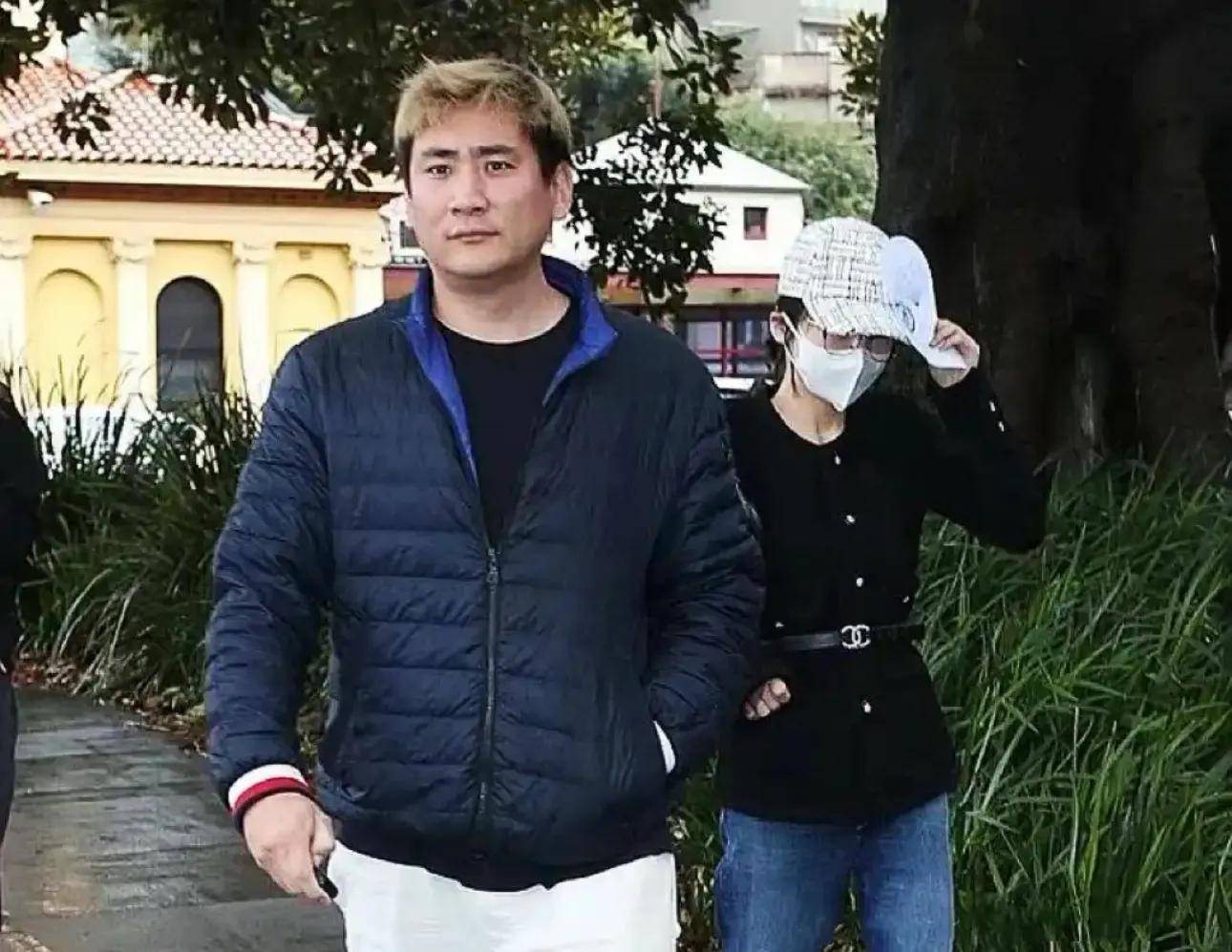 杨兰兰将在一天后出庭受审，真实身份疑似浮出水面，身旁神秘男子信息被扒