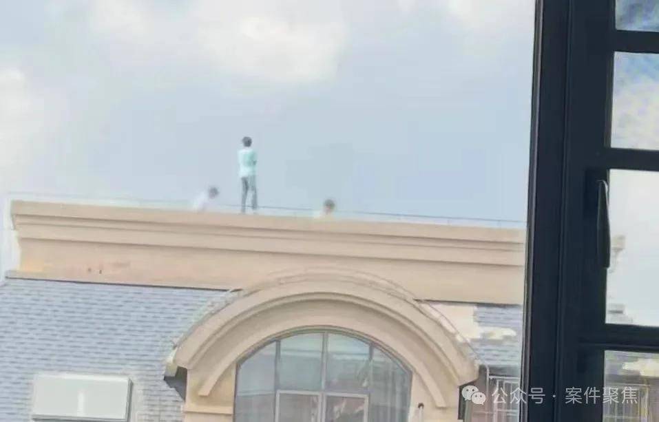 吓出一身冷汗！事发上海，3个娃在13楼楼顶边缘“飞檐走壁”，还不是第一次
