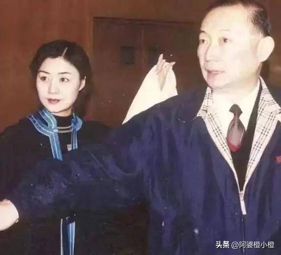 至今未婚未育，身边却有男人陪了近27年！59岁的她才是真人间清醒