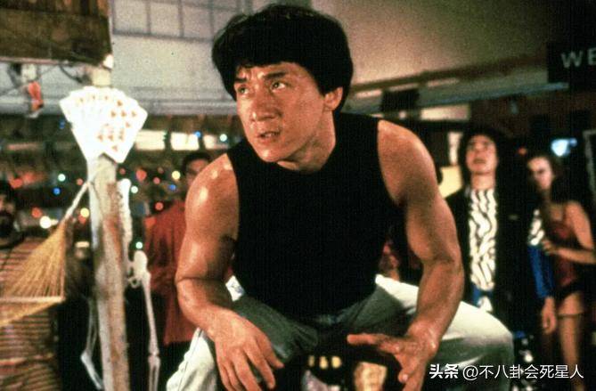 成龙自曝家里有弹药库，3000杆枪10万发子弹，他的特权远不止这些