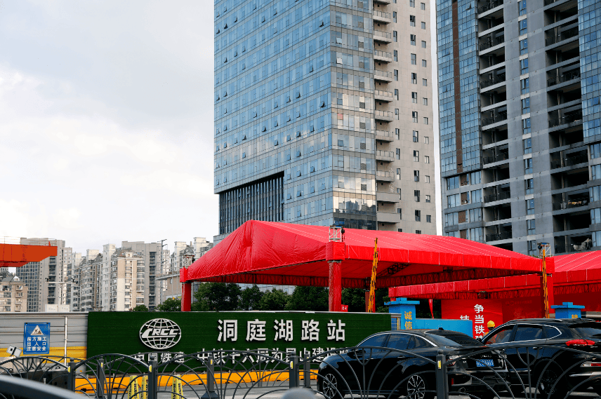 的s1号线洞庭湖路站、时代大厦站仅约400米，未来将开启苏沪昆同城生活。