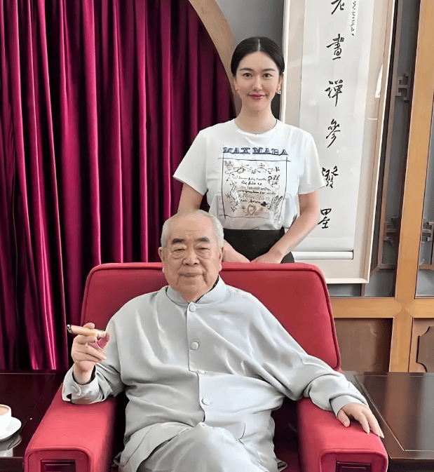 范曾女儿回应父亲被迫离家！称其被小50岁妻子带走后失联，大量古董书画被搬走
