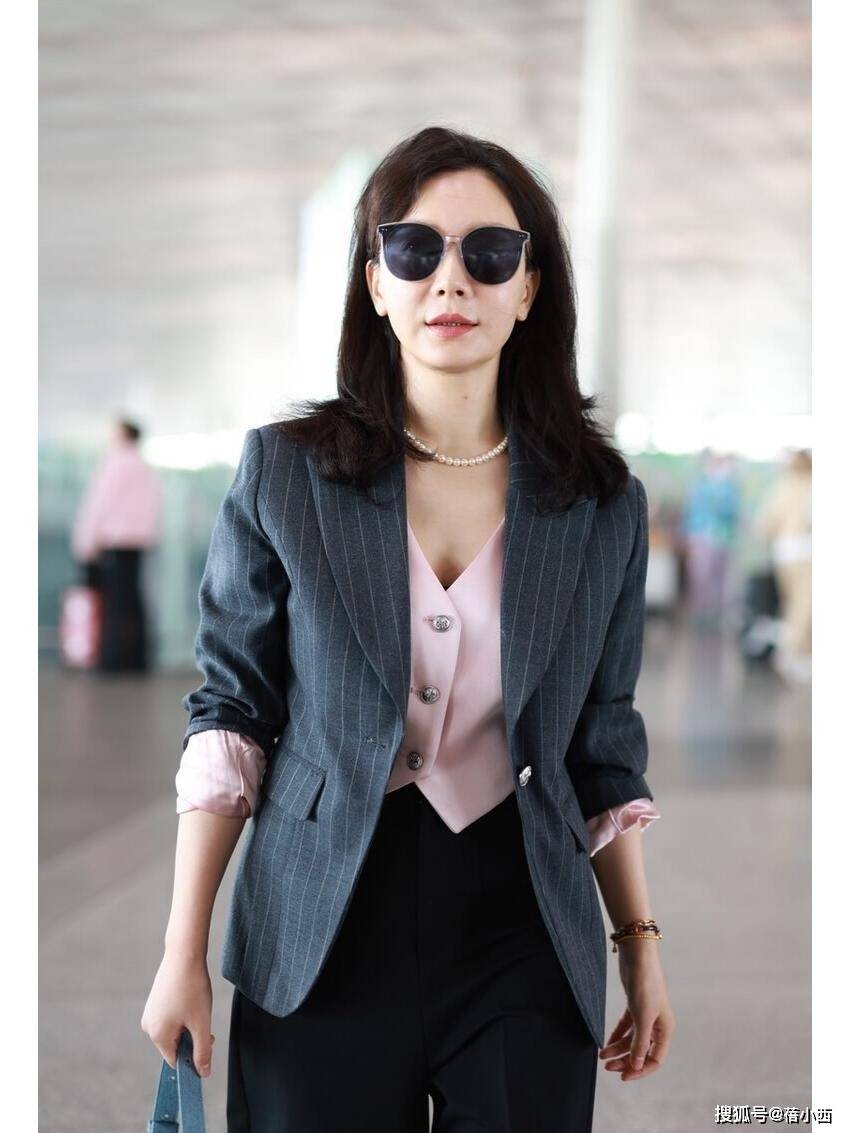 裤+T恤学“陈数”的穿搭优雅又高级ky开元棋牌女人过了40岁少穿牛仔(图4)
