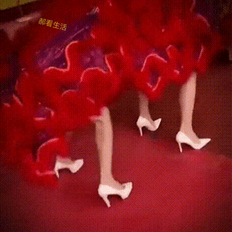 妹子，风太大了就别穿裙子了，原形毕露了吧，哈哈哈哈哈。