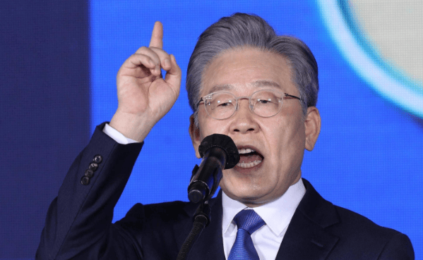 亲华果然是个假象！不来中国参加阅兵式后，李在明将火速访问两国，野心藏不住了！