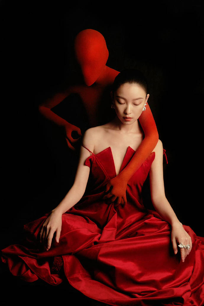 秦岚性感金色长裙尽显迷人姿态，热巴一裙封神！
